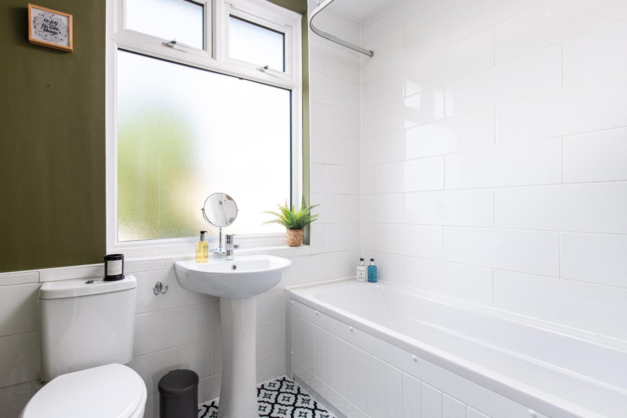 Charming Family Home With Stoves, Garden & Parking Bristol Bagian luar foto
